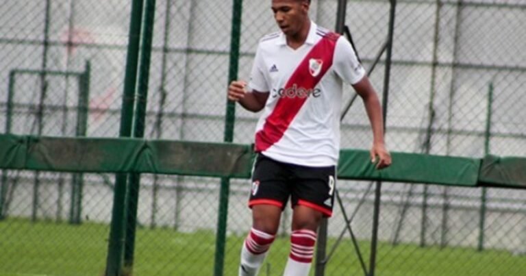 ¿Gallardo tiene los goles en la Reserva? El delantero nigeriano que debutó como titular y convirtió en la goleada vs Gimnasia de Mendoza