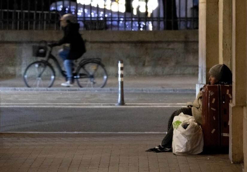Dos personas sin hogar cuentan cómo sobreviven en la calle