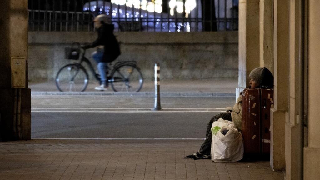 Dos personas sin hogar cuentan cómo sobreviven en la calle