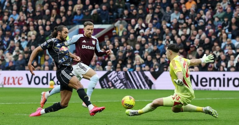 El golazo de tiro libre que le clavaron al Dibu Martínez: bomba al ángulo desde 30 metros