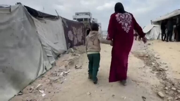 Reducido cruce de palestinos por el paso de Rafah tras reapertura del cruce