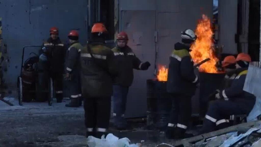 Ucranianos luchan contra el gélido invierno para reparar la red eléctrica tras ataques de Rusia