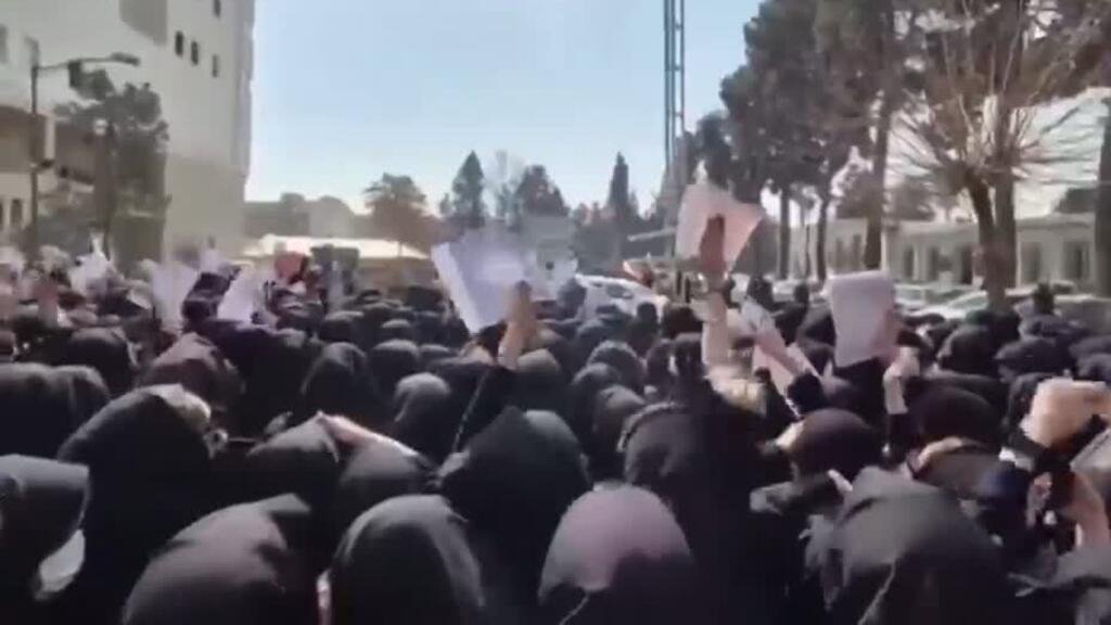 Irán: Gobierno afirma que estudiantes pueden protestar, pero con "límites"