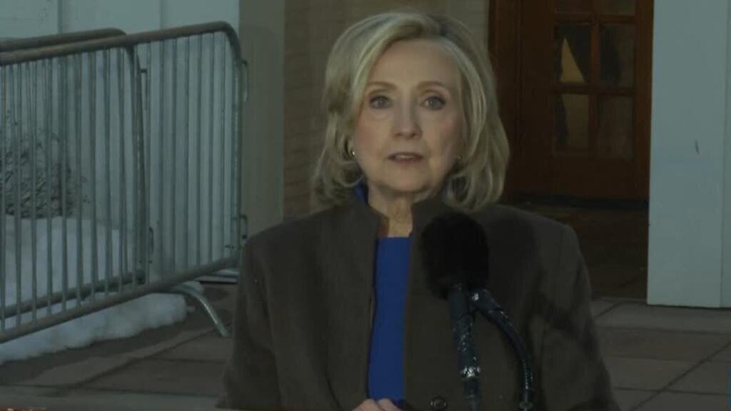 Hillary Clinton negó conocer los delitos del pederasta Epstein y defendió a Bill