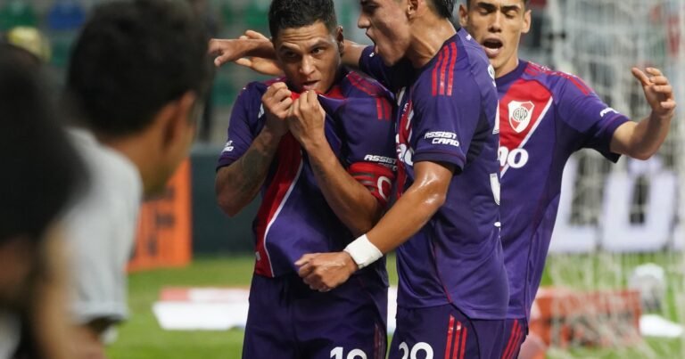 River jugó mal y encontró el bálsamo por un penal agónico de Juanfer Quintero para ganarle a Ciudad de Bolívar por Copa Argentina