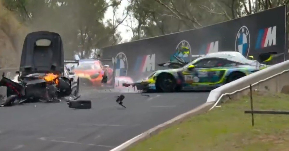 Caos en las 12 Horas de Bathurst: un canguro fue atropellado a 250 km/h y cuando volvieron a correr dos autos protagonizaron un choque estremecedor