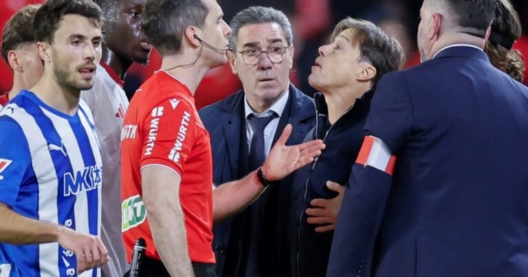 El ataque de furia de Matías Almeyda en España: explotó contra el árbitro tras ser expulsado en el empate de Sevilla y Alavés
