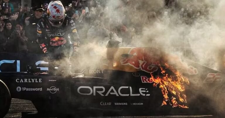 "Salí de ahí, Yuki": el tenso momento en que el Red Bull de Tsunoda se prendió fuego en una exhibición y asustó a todos