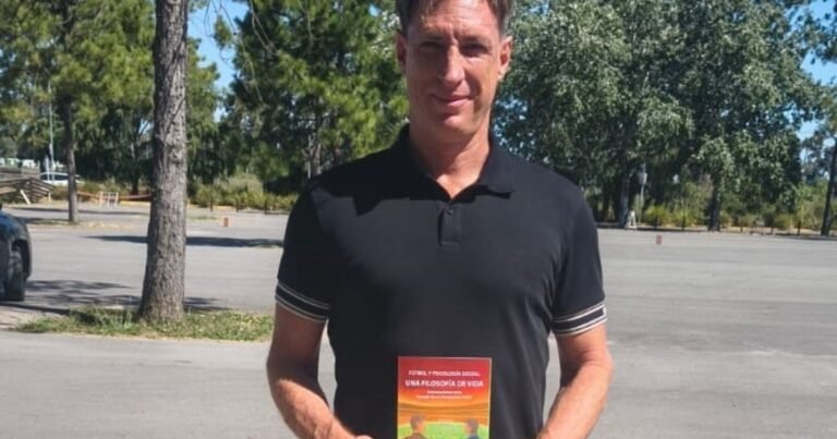 Facundo Sava, el DT que une psicología y fútbol: "Creo que un torneo de 20 equipos tendría mucha más calidad y sería más vendible"