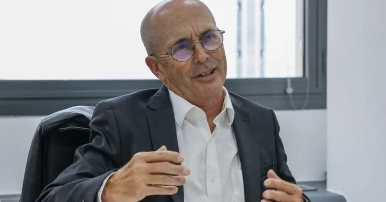 El novelista Don Winslow reaparece y define a Trump como “un matón de patio de colegio”