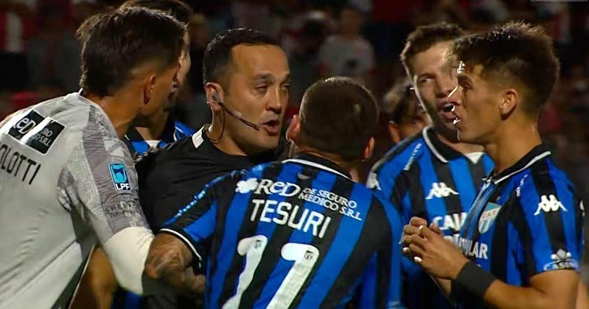 Polémica y escándalo entre Atlético Tucumán y la AFA: protestó por un penal para Instituto y Pablo Toviggino cruzó al presidente