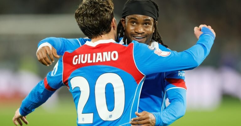 En medio de la sequía de Julián Álvarez, Simeone le tira flores a Lookman, su nueva figura: "Es un futbolista diferente a todos los que tenemos"