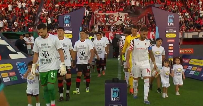 Newell's se sumó a San Lorenzo e Instituto y sus jugadores salieron con una remera en apoyo a la AFA: los hinchas volvieron a insultar a Chiqui Tapia