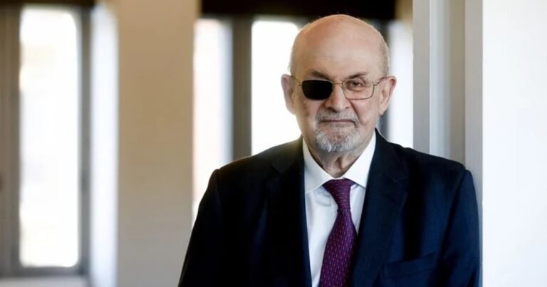 Salman Rushdie: “La muerte lleva tiempo acompañándome, pero he aprendido a sobrellevarla”