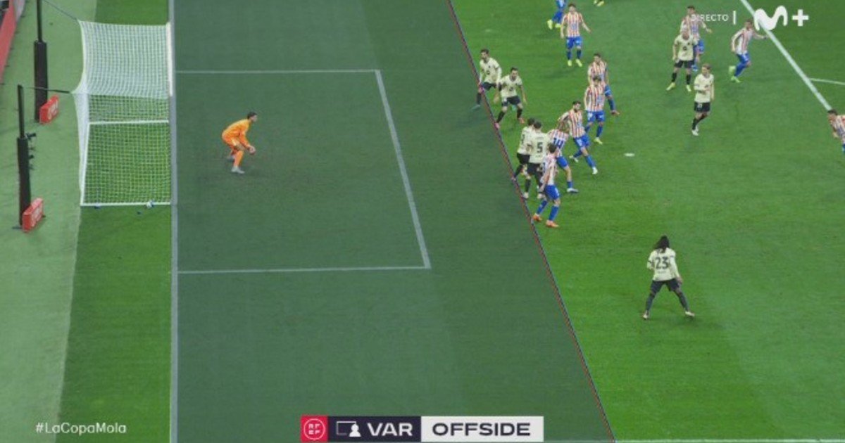 En España también falla el VAR: tardaron siete minutos en anular un gol del Barcelona y celebró Simeone con Atlético de Madrid