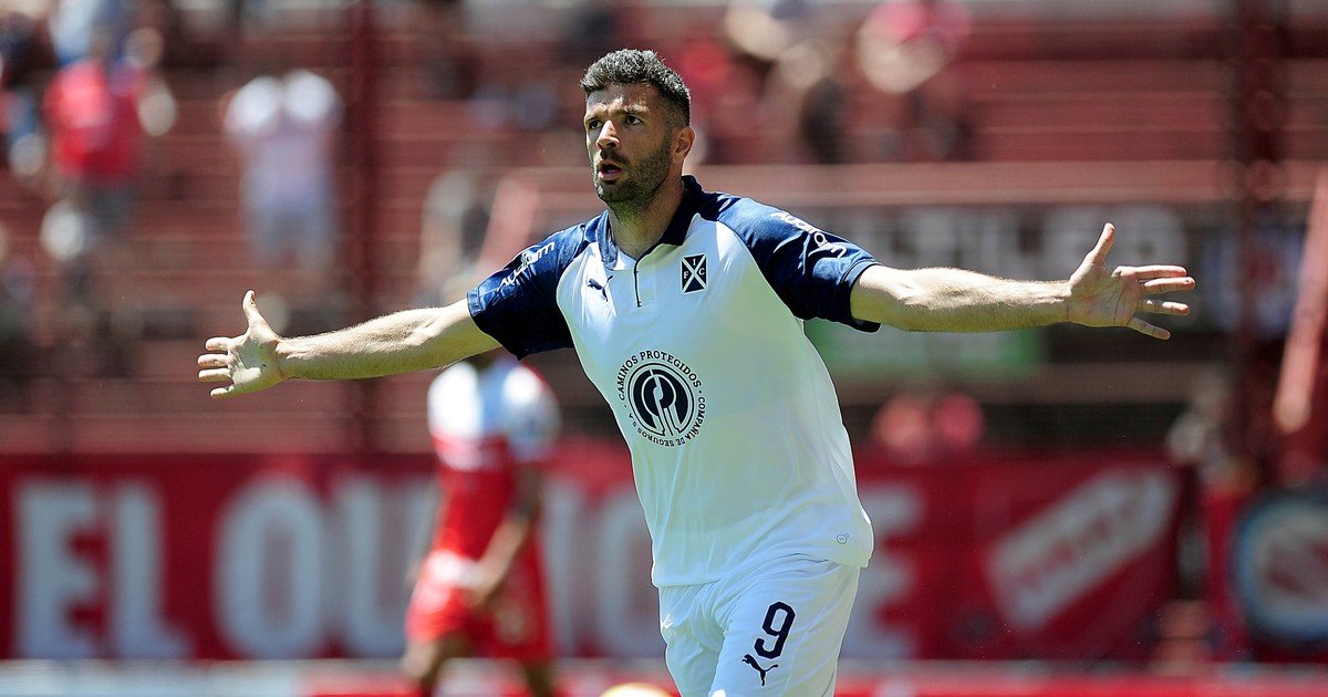 Luego de 20 años y 13 clubes, Emmanuel Gigliotti anunció su retiro del fútbol: del penal que lo eyectó de Boca a su revancha en Independiente