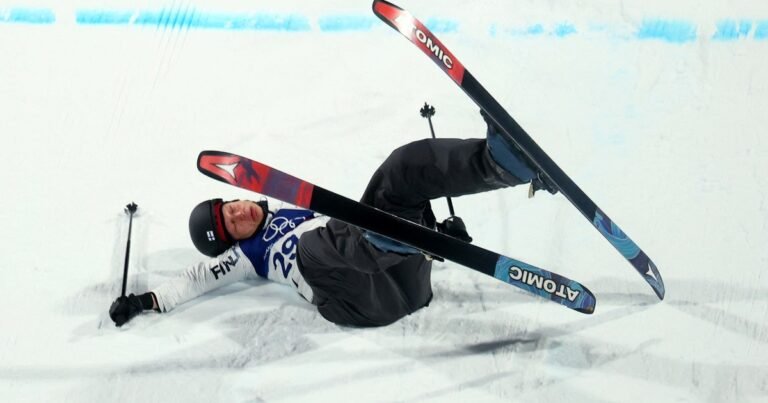 El brutal golpe de un esquiador tras saltar una rampa de 40 metros que enmudeció a todo el estadio en los Juegos Olímpicos de Invierno