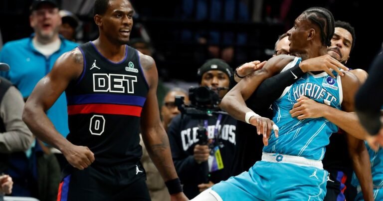Batalla campal en la NBA: piñas, corridas y varios expulsados en el choque entre Charlotte y Detroit