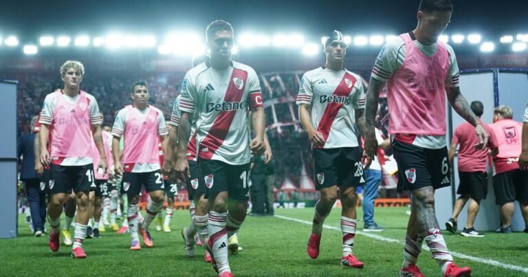 River sigue atrapado en una pesadilla: desconcertado, sin respuestas y con Gallardo expulsado, perdió con Argentinos en La Paternal y agrava su crisis