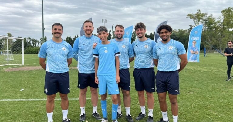 Tiene 14 años, Manchester City lo invitó a entrenarse en Inglaterra y hoy reparte en bicicleta comida hecha por su abuela para cumplir su sueño
