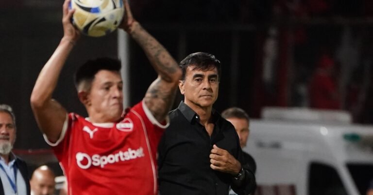 El dilema de Gustavo Quinteros en Independiente para reemplazar a una pieza clave como Santiago Montiel