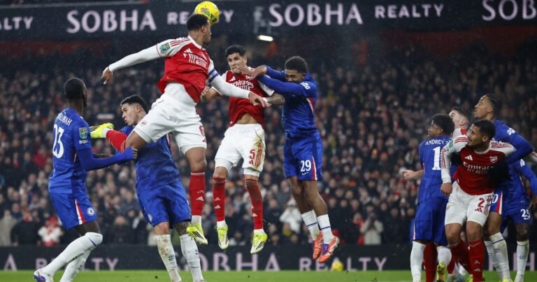 El inteligente "antidoto" del Chelsea de Rosenior para controlar los tiros de equina "letales" del Arsenal de Arteta