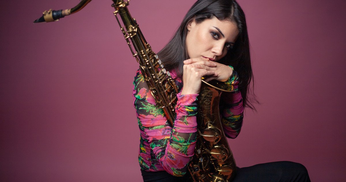 Melissa Aldana, la chilena que es tercera generación de saxofonistas y ganó en Nueva York el premio que su padre no pudo ganar