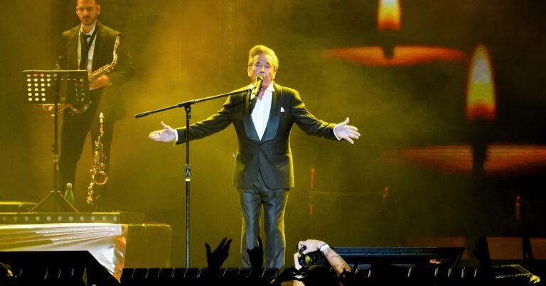 Dos horas de hits después de cuatro años de espera: Montaner volvió, cantó en familia y revalidó el trono romántico