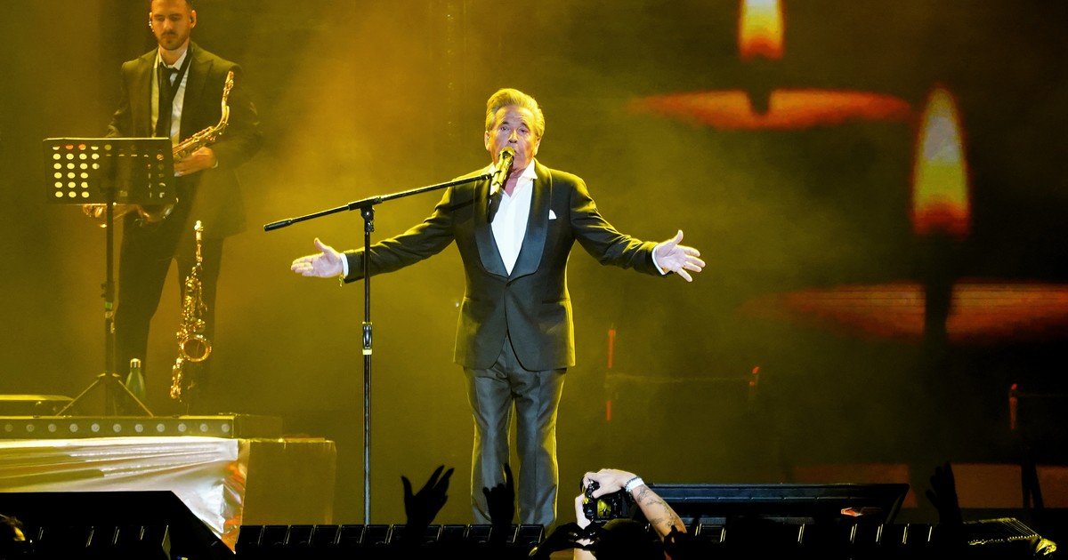 Dos horas de hits después de cuatro años de espera: Montaner volvió, cantó en familia y revalidó el trono romántico