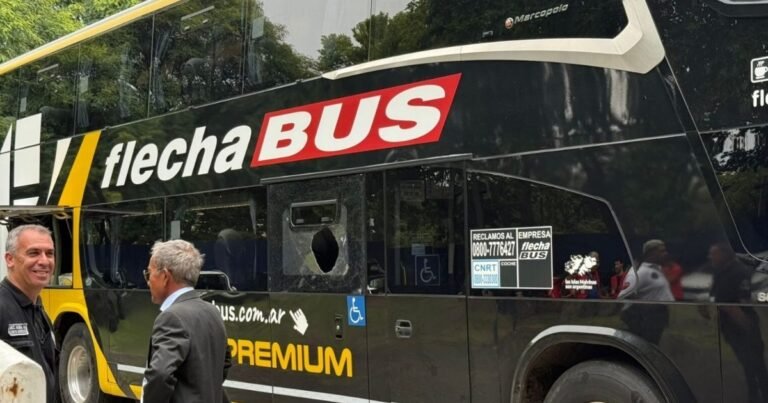 Video: así quedó el micro de Estudiantes tras recibir piedrazos en su llegada al Bosque