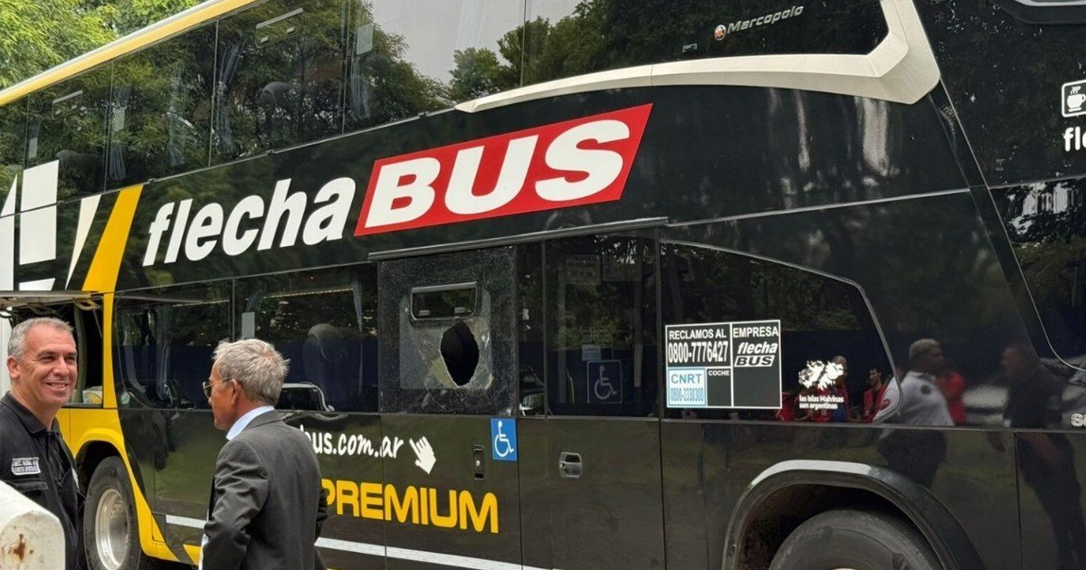 Video: así quedó el micro de Estudiantes tras recibir piedrazos en su llegada al Bosque