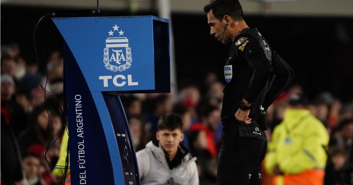 El VAR, otra vez en el centro de las polémicas: las revisiones que se omiten y las hormigas que se encuentran en el Torneo Apertura