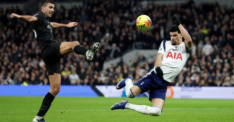 Cuti Romero y Tottenham le amargaron el domingo al Manchester City de Pep Guardiola con un gol antológico de taco de Solanke