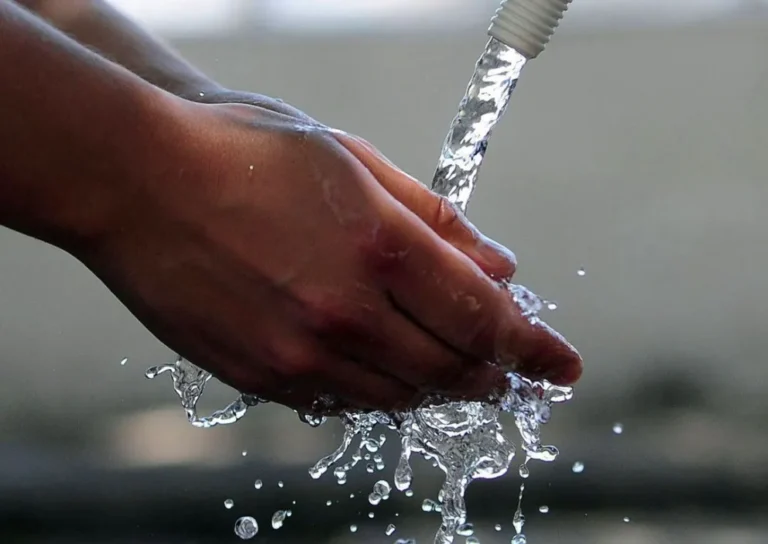 Adelantan el corte de agua en Zona Norte por rotura del acueducto