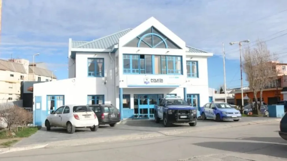 Detuvieron a una pareja por robar en la casa de un empleado petrolero y chocar con el auto robado