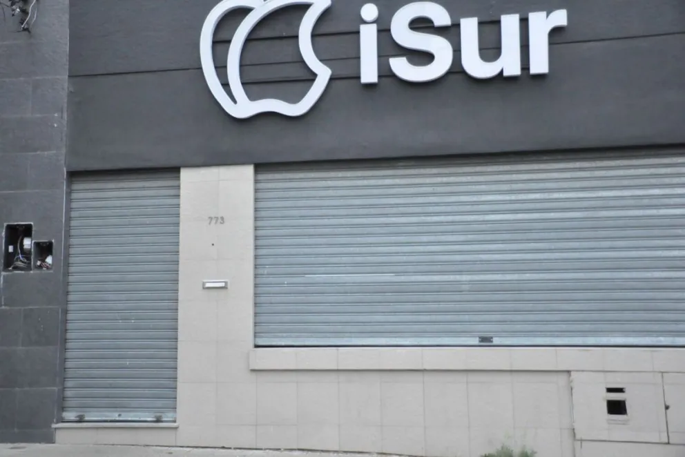 Robaron 5 millones de pesos y 20 teléfonos celulares en un local de avenida Alsina