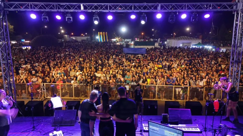Trelew: Más de 10 mil personas celebraron el Festival del Carnaval y el Canto en la Pista Municipal
