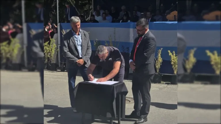 Con la firma de convenios para obras clave, Provincia acompañó el acto central por el 120° aniversario de Esquel