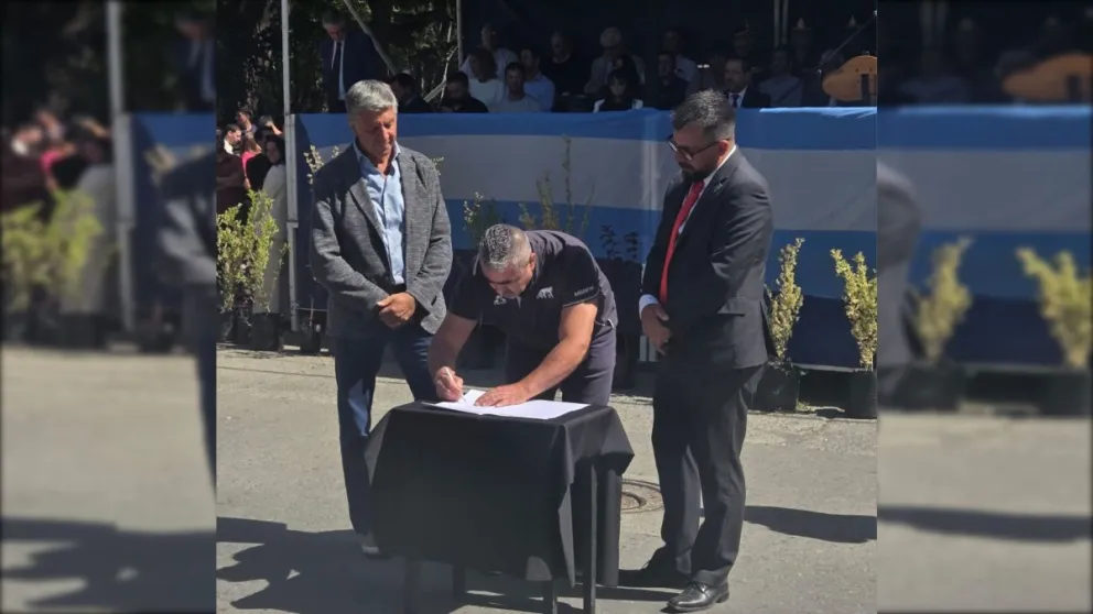 Con la firma de convenios para obras clave, Provincia acompañó el acto central por el 120° aniversario de Esquel
