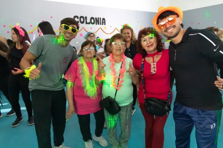 El primer grupo de adultos mayores cerró las Colonias de Verano con una fiesta fluo