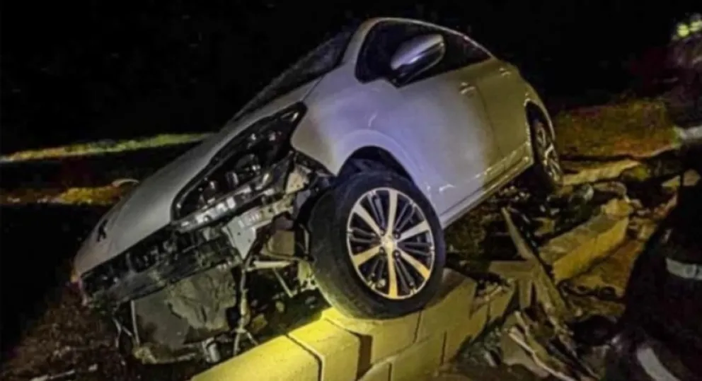 Caleta Olivia: perdió el control del auto y quedó colgado en la costanera