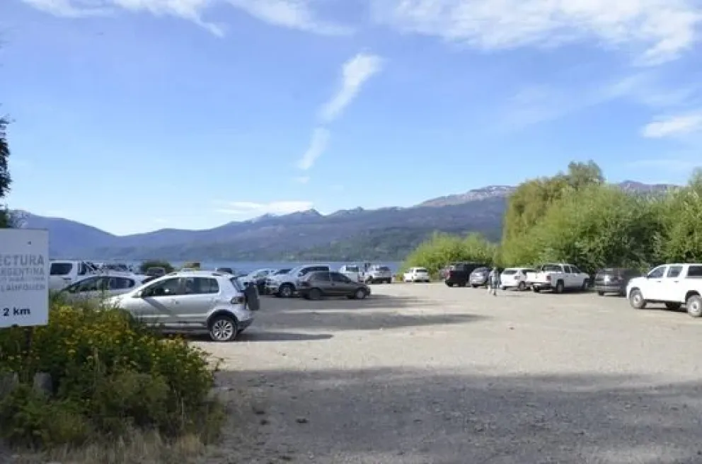 Continúa la actividad turística en Los Alerces mientras 130 brigadistas trabajan en zonas remotas