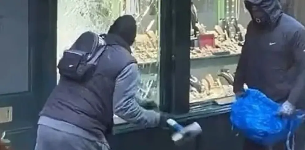 Ladrones robaron una joyería a mazazos a plena luz del día en Londres