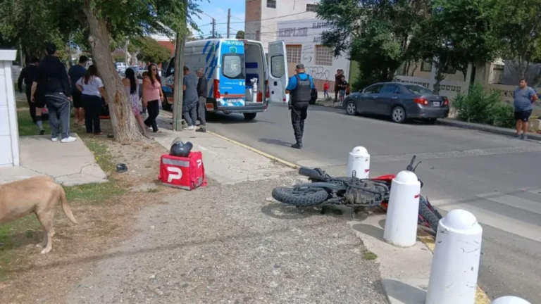 Colisión en Alsina y Dorrego dejó un motociclista herido