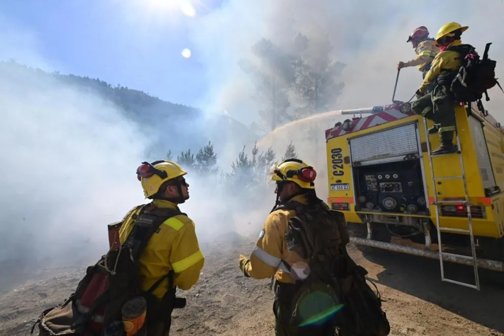 Más de 500 personas y veinte medios aéreos continúan con el combate del incendio en el Parque Nacional Los Alerces