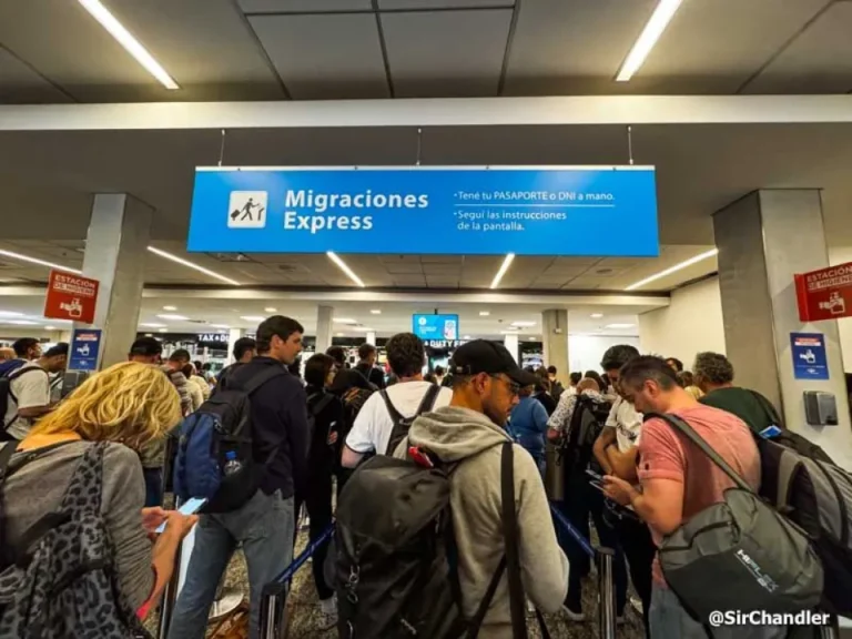 Déficit turístico: Las salidas al exterior superaron ampliamente a las llegadas de visitantes desde el extranjero