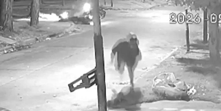 Dos motochorros balearon a un repartidor para robarle la moto