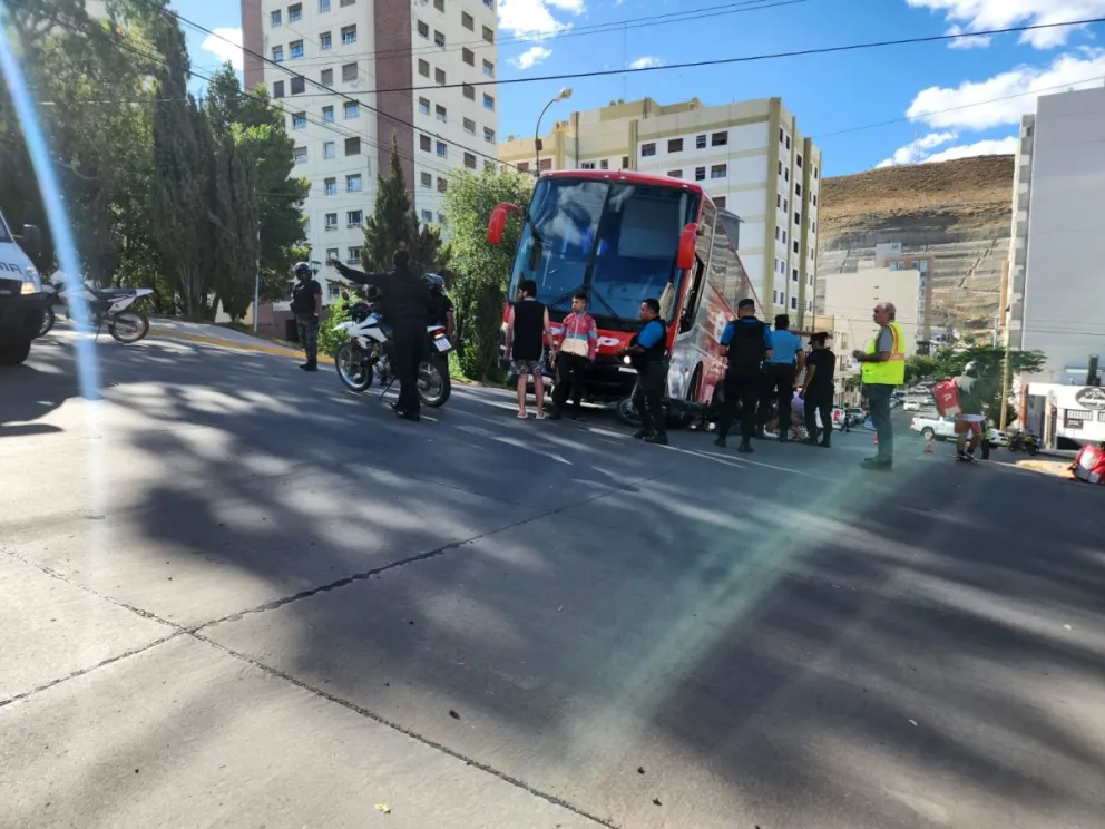 Fuerte accidente entre una moto y un colectivo