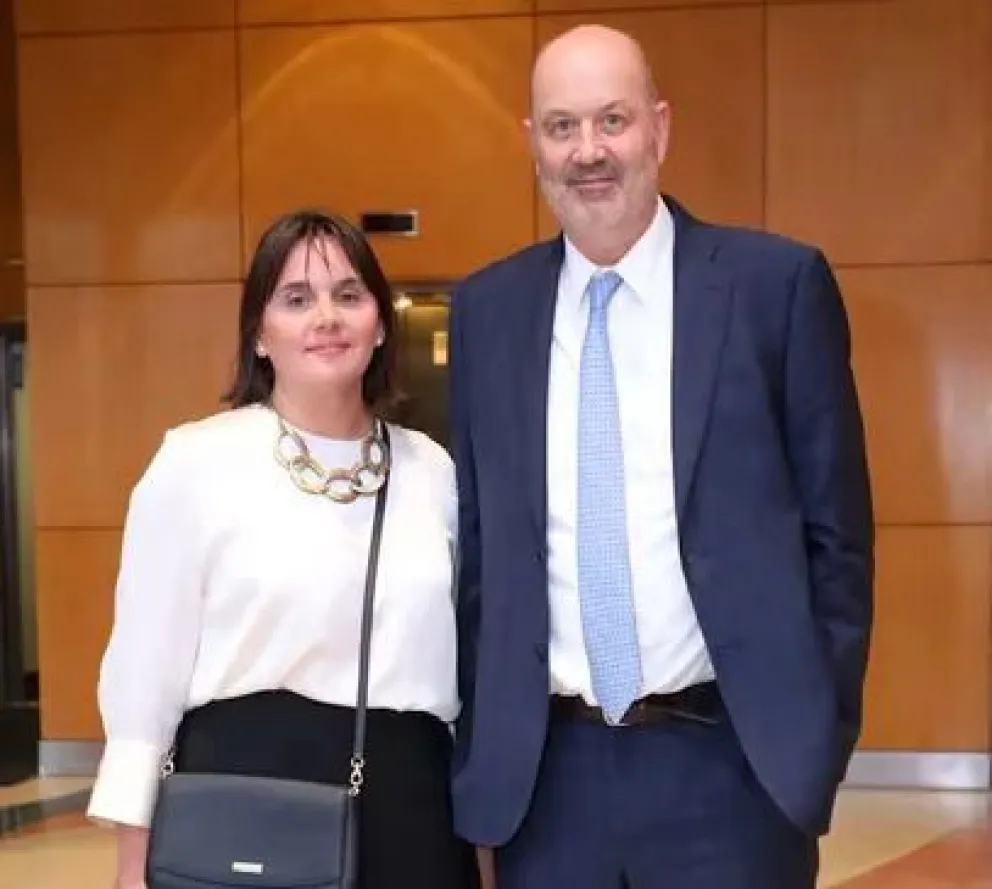 Adjudicaron contrato por $114.044.133 a la asociación que dirige la esposa de Sturzenegger