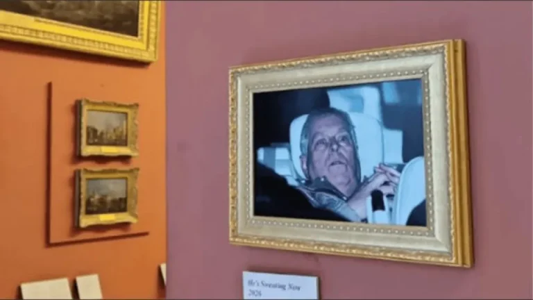 Activistas protestan contra el expríncipe Andrés en el Museo del Louvre